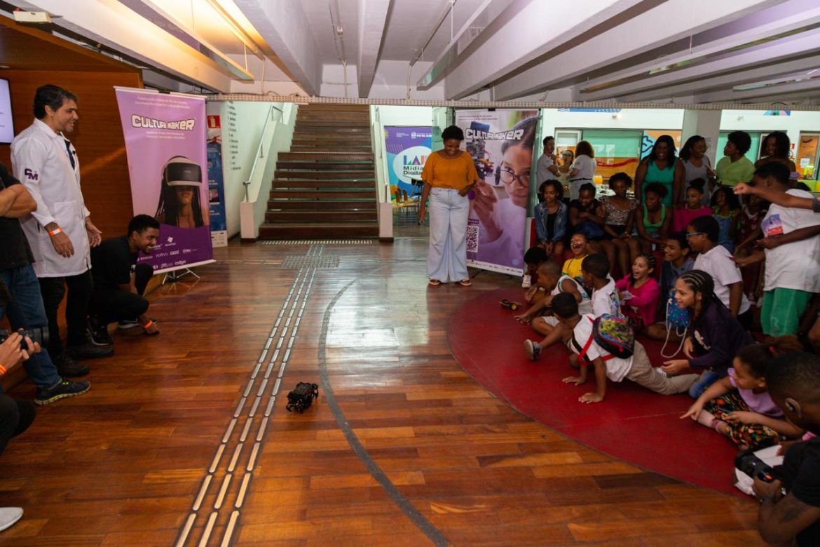 Projeto no Rio incentiva meninas pretas das favelas nas áreas de ciência, tecnologia e robótica