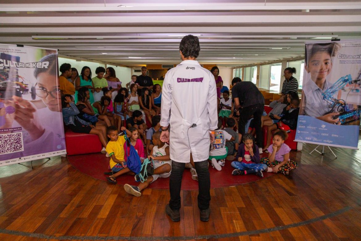 Projeto no Rio incentiva meninas pretas das favelas nas áreas de ciência, tecnologia e robótica