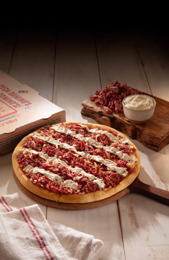 Domino’s traz pizza de Carne Seca com Cream Cheese de volta ao cardápio