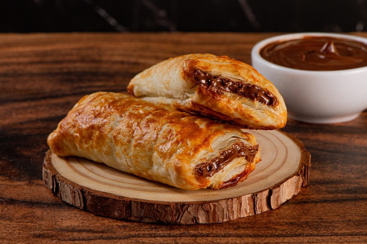 Flauta choco avelã- massa folheada recheada com cremes de chocolate e avelã