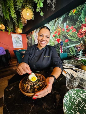 Anna Alves trabalha como chef de cozinha no restaurante Único Rodízio Nice, na Riviera Francesa