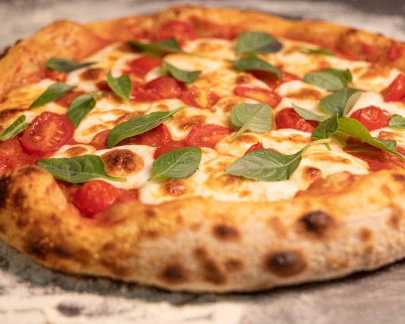 Jopras – Marguerita Molho de tomate defumado, muçarela de búfala, tomate cereja e manjericão Jopras - Marguerita Molho de tomate defumado, muçarela de búfala, tomate cereja e manjericão