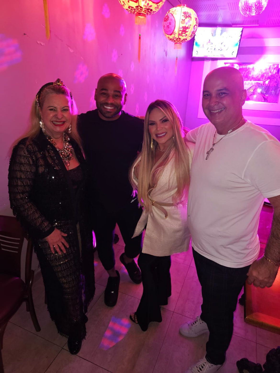 Kally Fonseca, Cezar Black e Rachel Sheherazade curtem karaokê em São Paulo