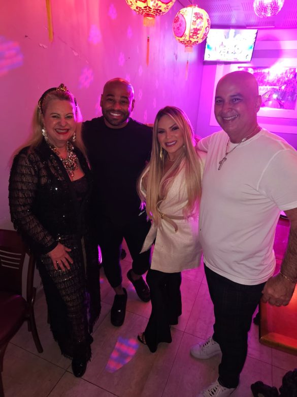 Kally Fonseca, Cezar Black e Rachel Sheherazade curtem karaokê em São Paulo