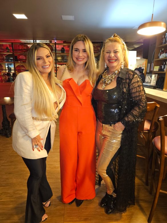 Kally Fonseca, Cezar Black e Rachel Sheherazade curtem karaokê em São Paulo