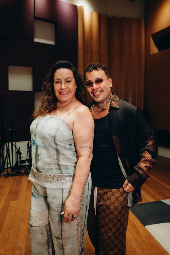 Mãe e Daniel Garcia, filho da cantora e conhecido como a drag queen Gloria Groove, se unem em estúdio para gravação de nova faixa de Gina Garcia