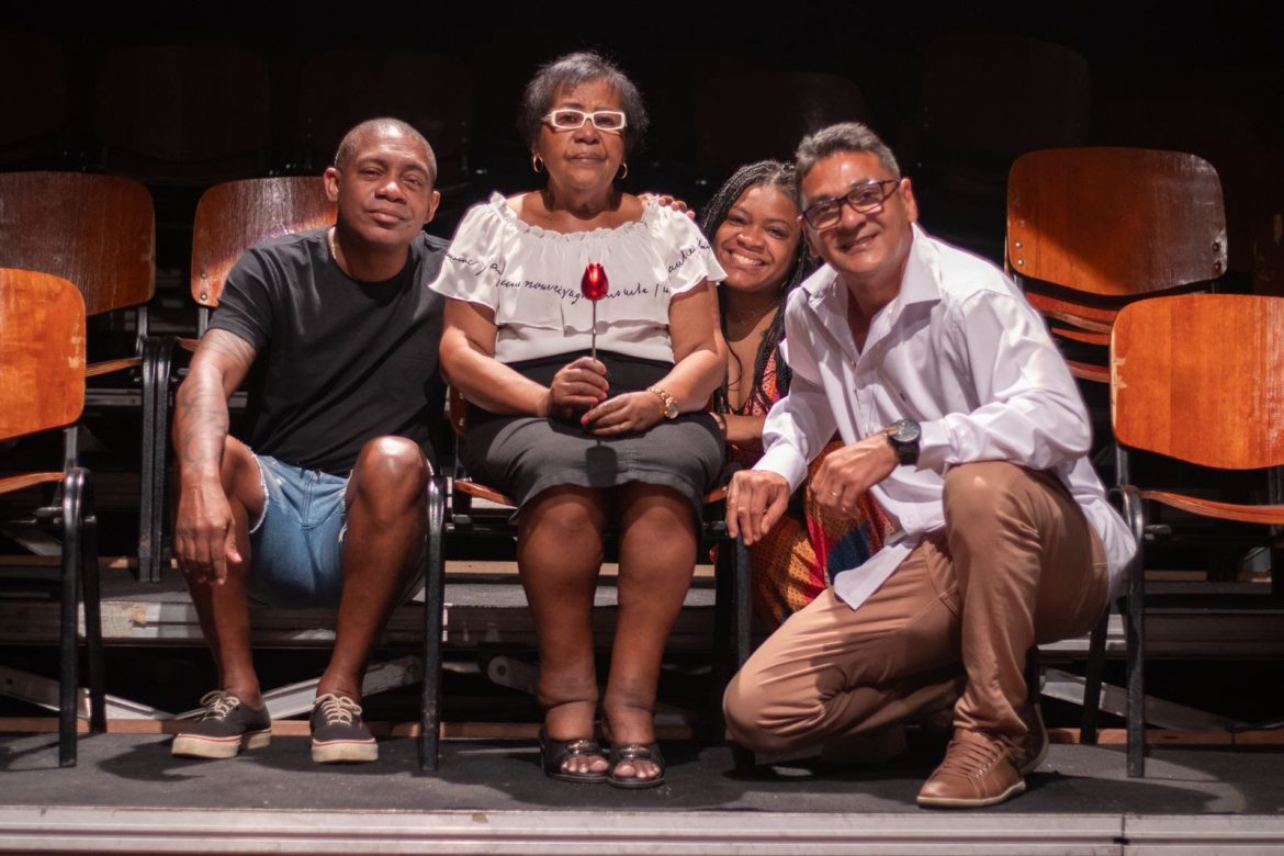 Bob Rum ao lado da mãe e irmãos de MC Marcinho