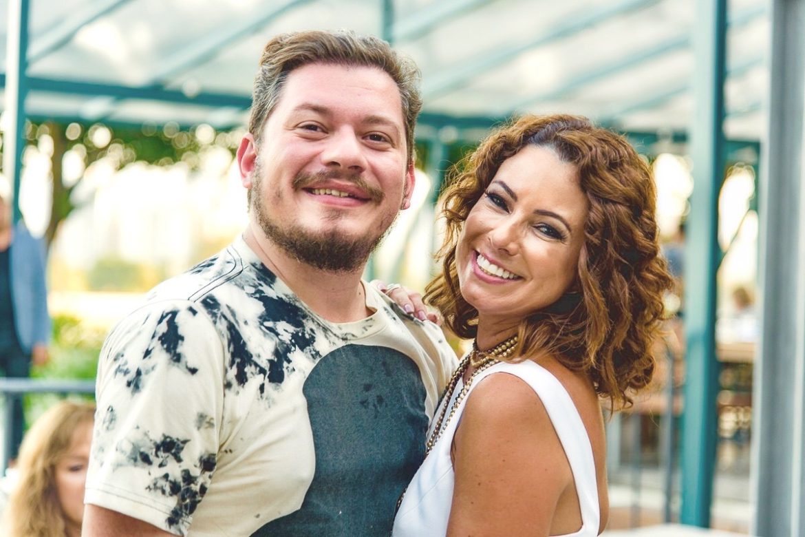 Renata com o DJ convidado, o jornalista e cineasta Guilherme Scarpa