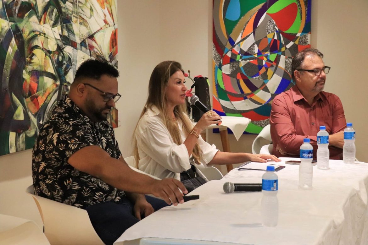 O mastologista Rodrigo Souto (à direita) na roda de conversa com a psicóloga Christiane Couri e participação do capelão Bruno Oliveira O mastologista Rodrigo Souto (à direita) na roda de conversa com a psicóloga Christiane Couri e participação do capelão Bruno Oliveira