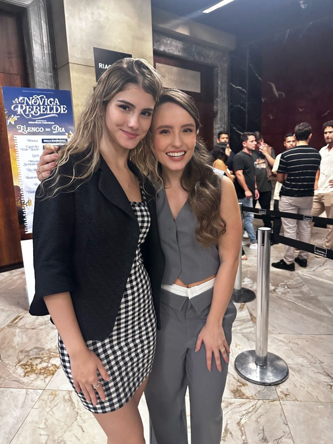 As atrizes Gabi Amaral e Larissa Manoela no Teatro Riachuelo, RJ As atrizes Gabi Amaral e Larissa Manoela no Teatro Riachuelo, RJ