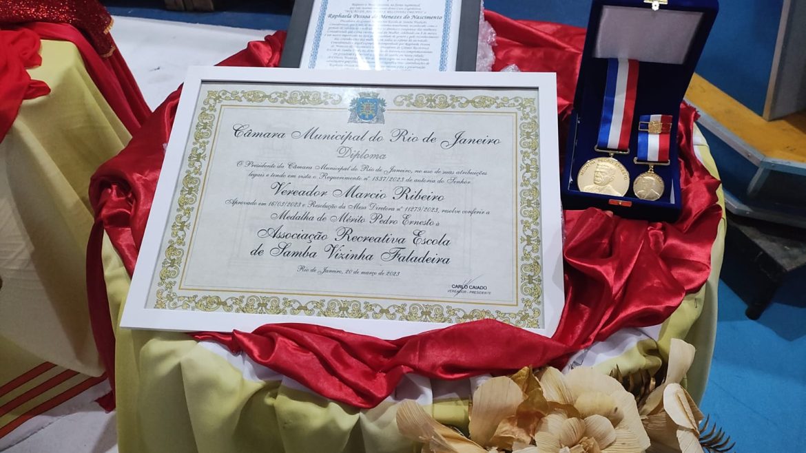 Vizinha Faladeira é homenageada com Conjunto de Medalhas Pedro Ernesto