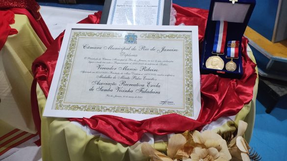 Vizinha Faladeira é homenageada com Conjunto de Medalhas Pedro Ernesto