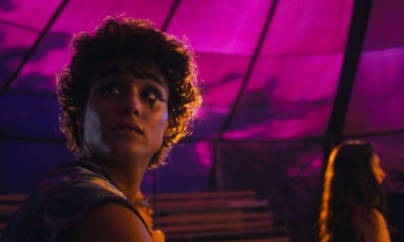 Frame “Atravessaria a Cidade Toda De Bicicleta Só Pra Te Ver Dançar”