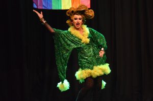 BEE CHÁ EDER é eleita campeã do I Concurso Top Drag, no Grupo TB