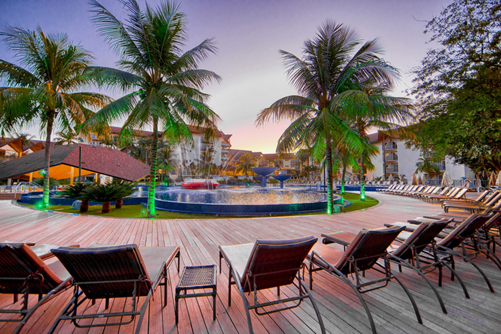 Recanto Cataratas Resort - piscinas e lazer junto ao imenso deck