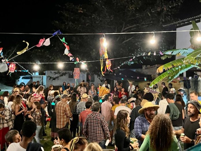 Separe a camisa xadrez e o chapéu de palha porque a festa junina mais arretada de Búzios está chegando! O Arraiá do Bloco Não tem Água na Moringa acontece neste sábado, 29 de junho, dia de São Pedro. O arrasta-pé gratuito começa às 16h, no Circolo Social, no Centro de Búzios. Entre as atrações, decoração colorida e temática, brincadeiras tradicionais de festas juninas, comidinhas típicas como caldos, cachorro-quente, churrasquinho e muito doces, além de DJ Sapucaia. E, claro, quadrilha, Bumba Meu Boi Moringa e apresentação da fanfarra carnavalesca, com muito xote e baião, além de samba, axé e surpresas! Para evitar excesso de descartáveis, a organização sugere que o público leve seu próprio copo reutilizável – ou compre os exclusivos do bloco, que estarão à venda por R$ 5. Não Tem Água Na Moringa Fundado em 2018, o Não Tem Água Na Moringa é uma fanfarra e bloco de Carnaval de Armação dos Búzios que, desde sua fundação, anima eventos e outras festividades no balneário, com o objetivo de manter o Carnaval o ano todo na cidade. O grupo começou como uma reunião de amigos e se consolidou, mantendo a espontaneidade e energia que arrasta moradores e visitantes com marchinhas, versões de canções consagradas da MPB em ritmo de funk, xote, baião, ijexá e samba, tudo carnavalizado e em formação instrumental de percussão e sopro. Serviço: Arraiá do Bloco Não Tem Água na Moringa 2024 Evento gratuito - Contribuição voluntária via pix durante a festa Dia: 29 de junho de 3024 - sábado Hora: a partir das 16h Local: Circolo Social – Estrada da Usina Velha, 179 – Centro (em frente à Lagoa da Usina) - Búzios Atrações: Fanfarra Não Tem Água na Moringa, Bumba Meu Boi Moringa, DJ Sapucaia, Quadrilha, Comidas Típicas e Brincadeiras Tradicionais de Festas Juninas Leve seu copo!