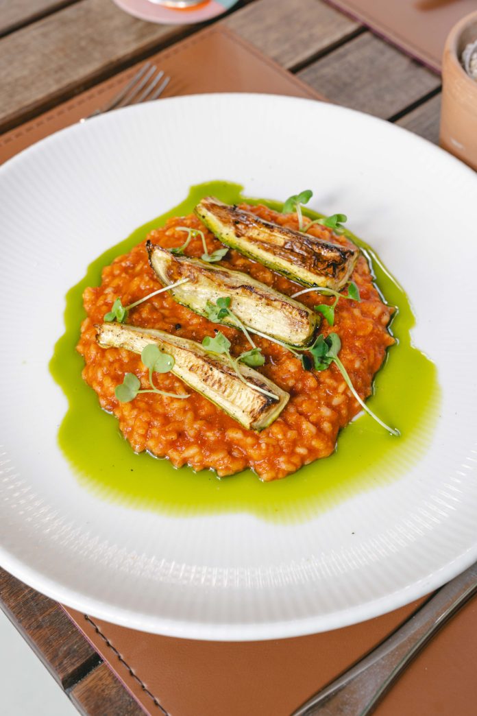 Quiteria - Arroz de tomate, abobrinha na grelha, homus de feijão de corda