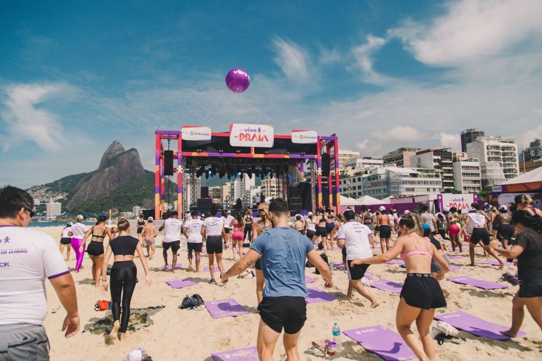 O Vivo na Praia está de volta à Praia de Ipanema com aulas de yoga, às 9h, no Posto 10. Foto: Patrick Gomes