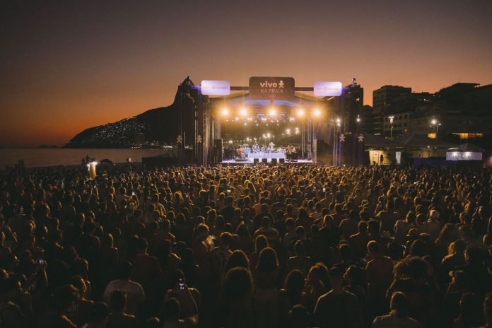 Anoitecer na Praia de Ipanema, durante o show de Marcelo D2, domingo passado, no Vivo na Praia. Foto de Patrick Gomes