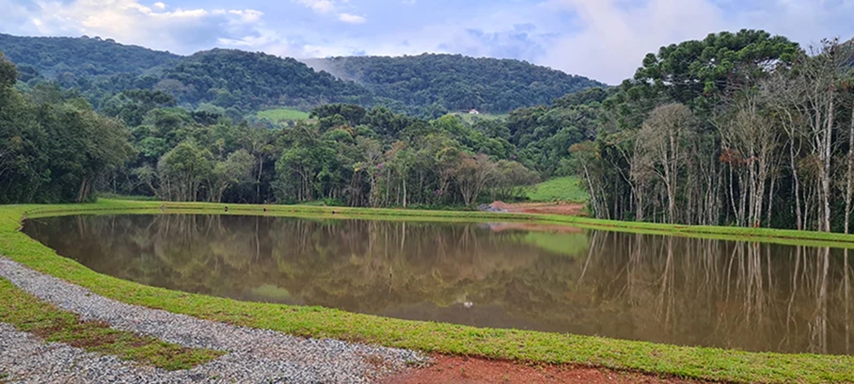 Alta | Web Lago e trilha para caminhada Domo da Montanha