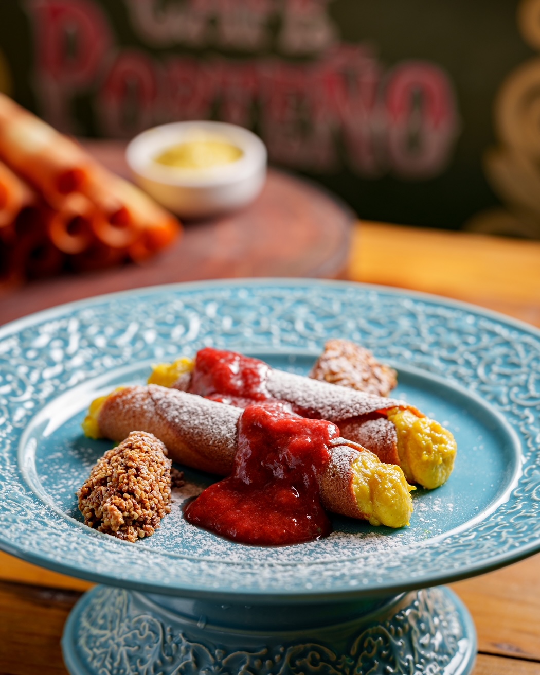 Café Porteño – Canollis com creme patissiere ao curry com coulis de morango e farofa de castanha de caju – Studio Cromo Café Porteño - Canollis com creme patissiere ao curry com coulis de morango e farofa de castanha de caju - Studio Cromo
