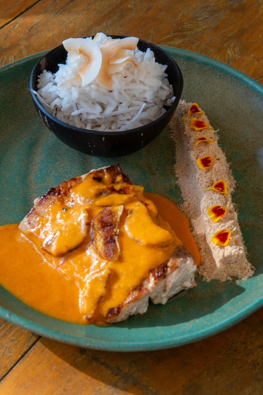 Comune Búzios – filé de peixe grelhado com redução de moqueca, banana da terra, arroz de coco e moqueca. Comune Búzios - filé de peixe grelhado com redução de moqueca, banana da terra, arroz de coco e moqueca.