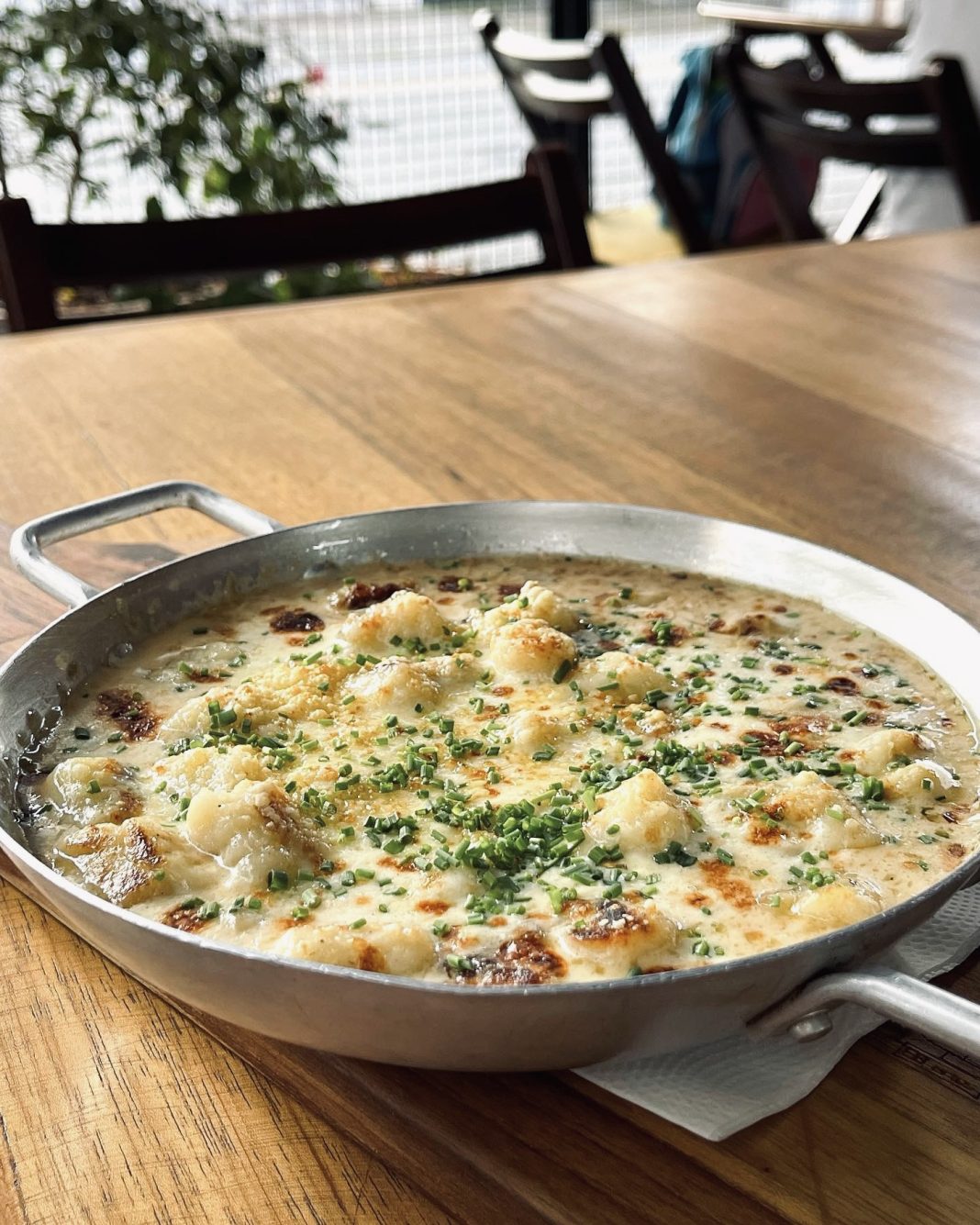 Handz - Gnocchi de batata dourado e gratinado com fonduta de parmesão e cubos de mignon