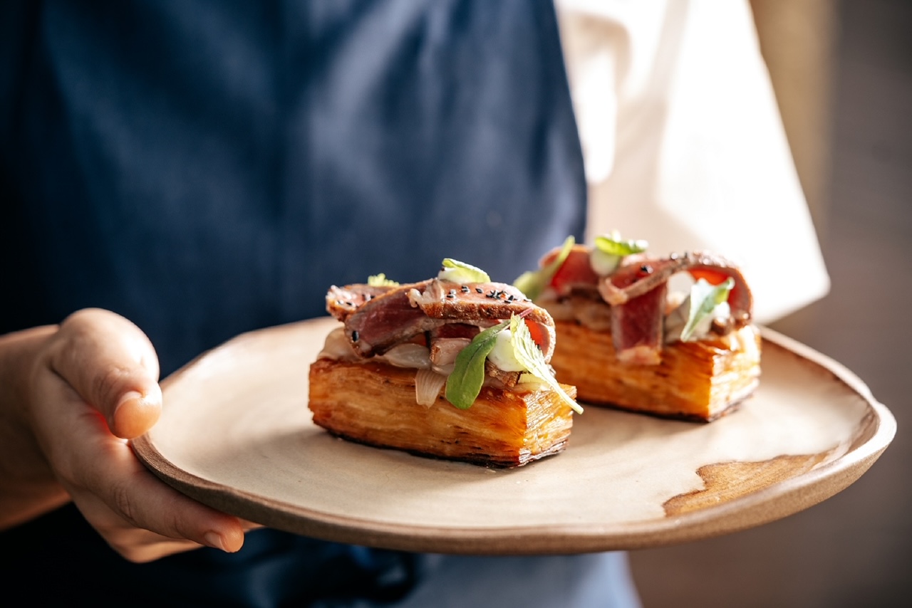aGaleria – Bife ancho de sol, aipim prensado e frito, aioli defumada – Studio Cromo aGaleria - Bife ancho de sol, aipim prensado e frito, aioli defumada - Studio Cromo