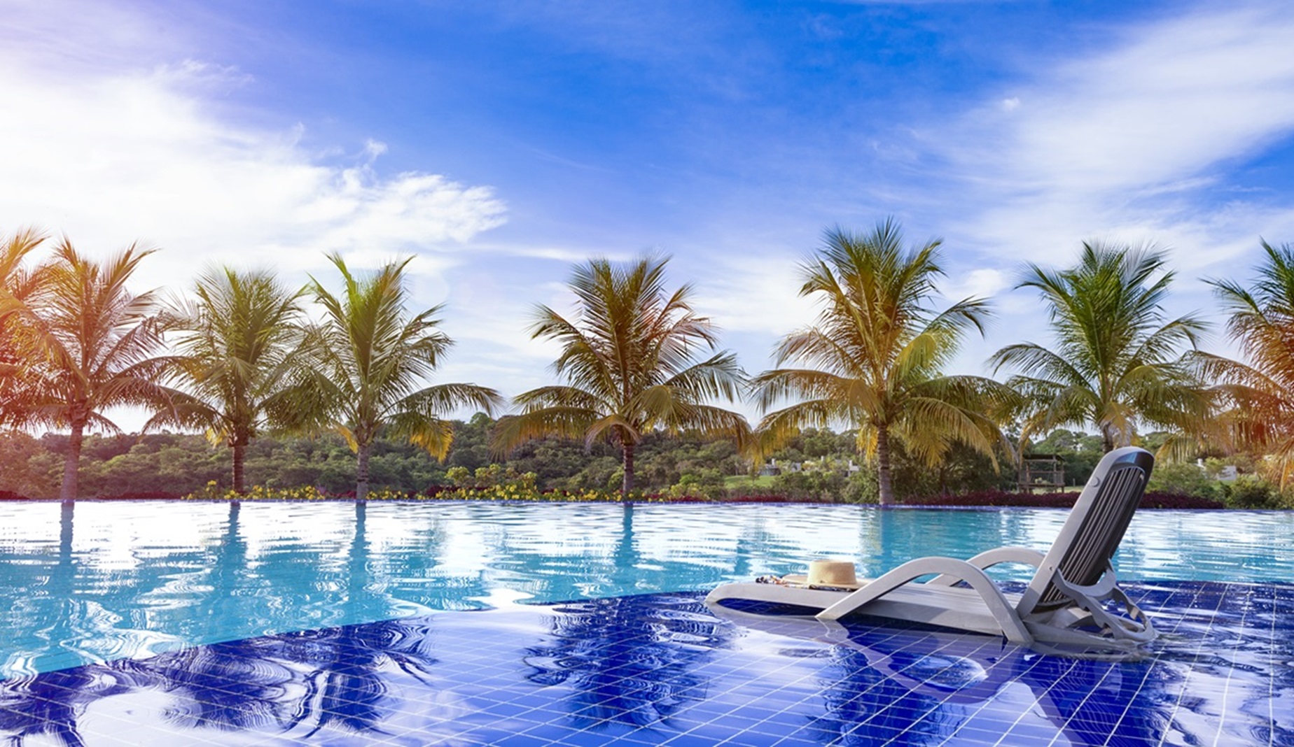 Malai MansoPiscina de borda infinita e deck molhado