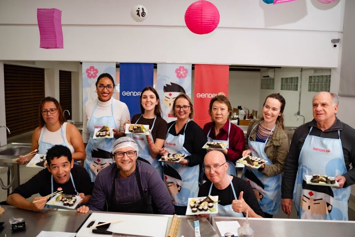 Gendai convida clientes do programa fidelidade para participarem de aulas de culinária japonesa com um chef especialista