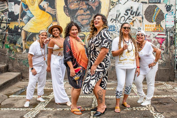 Componentes da roda de samba Mulheres da Pequena África