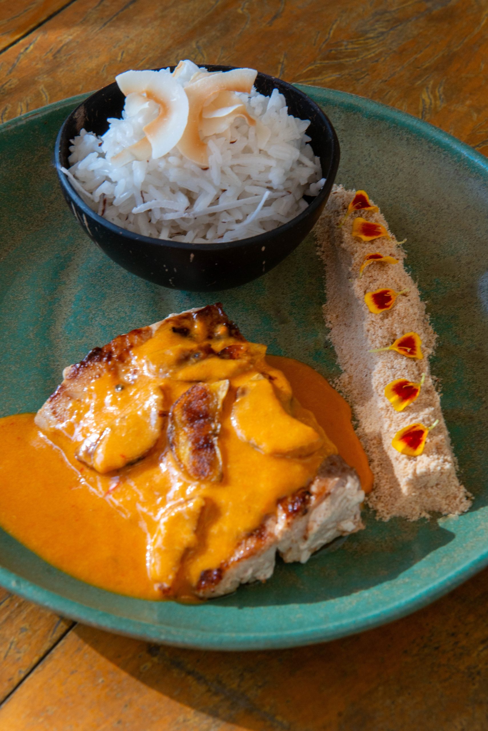 Comune Búzios – filé de peixe grelhado com redução de moqueca, banana da terra, arroz de coco e moqueca. Comune Búzios - filé de peixe grelhado com redução de moqueca, banana da terra, arroz de coco e moqueca.