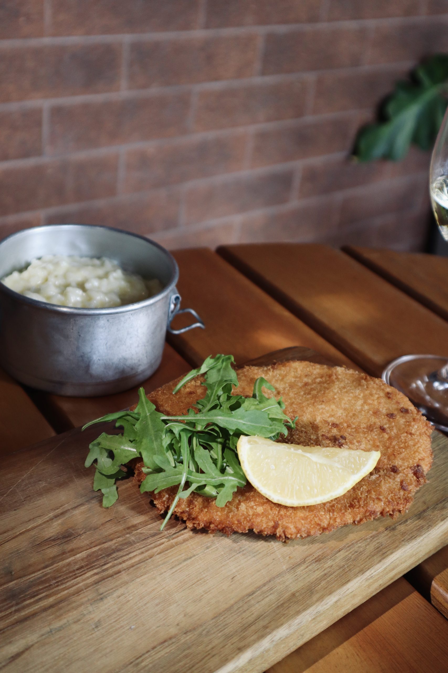 FRANGO A MILANESA COM RISOTO DE PARMESAO