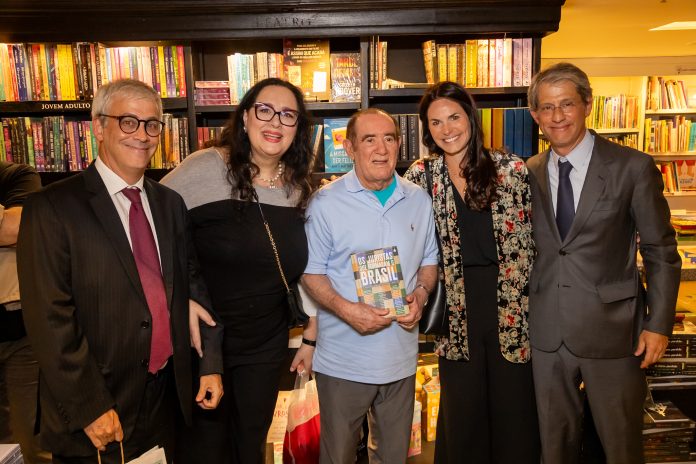 Renato Aragão prestigia lançamento de 'Os juristas que formaram o Brasil' na Livraria Travessa do Leblon