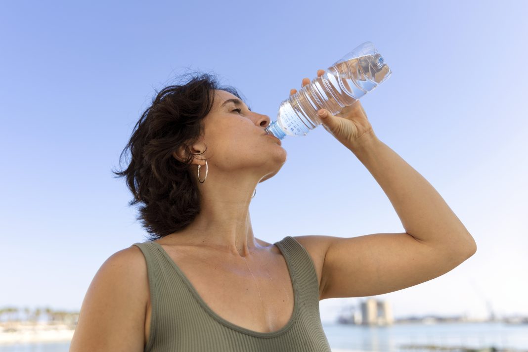 Como criar o hábito de beber 2 litros de água por dia?