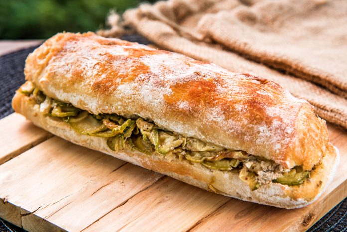 Abobrinha grelhada com pasta de berinjela na ciabatta