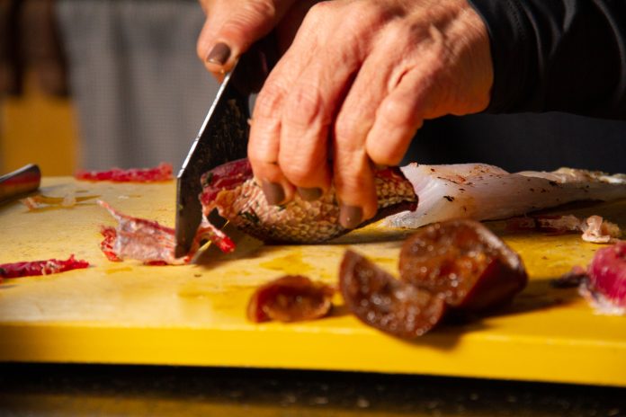 Chef Anna Barreto preprando o garum_Casa das Meninas