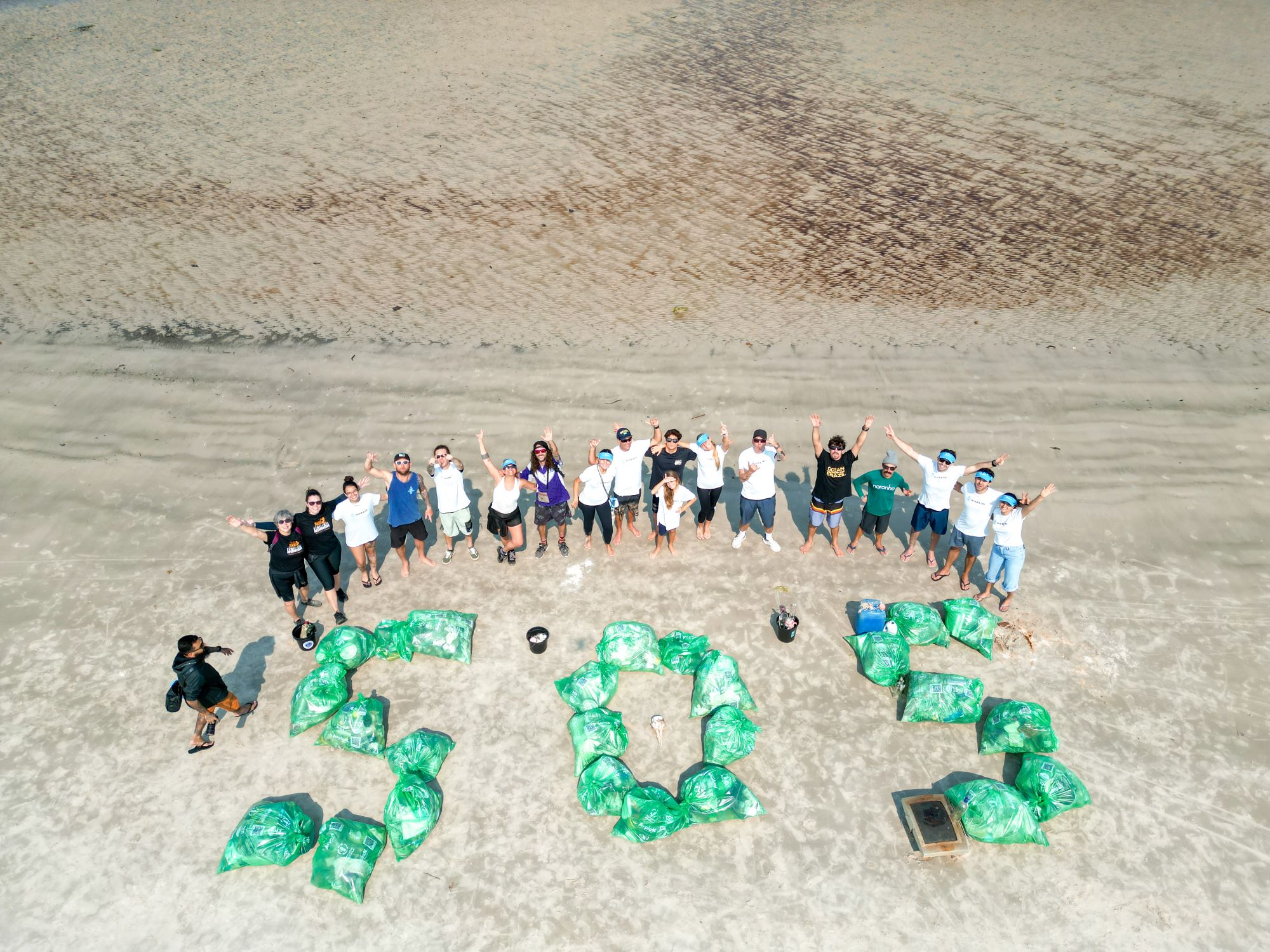 Nova ação de limpeza nas praias e trilhas da Ilha do Mel, no Paraná