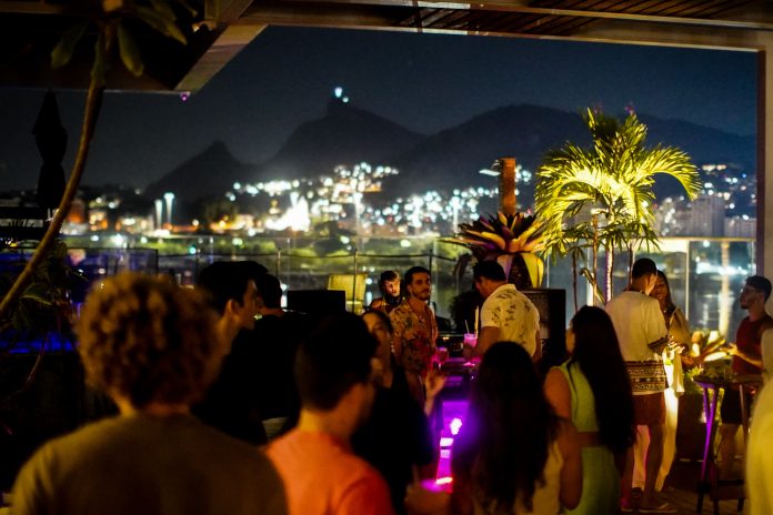 Horizon Rooftop une day use, gastronomia e sunset party