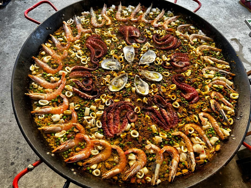 Chef Monique Gabiatti prepara Paella no Polvo Bar, em Botafogo