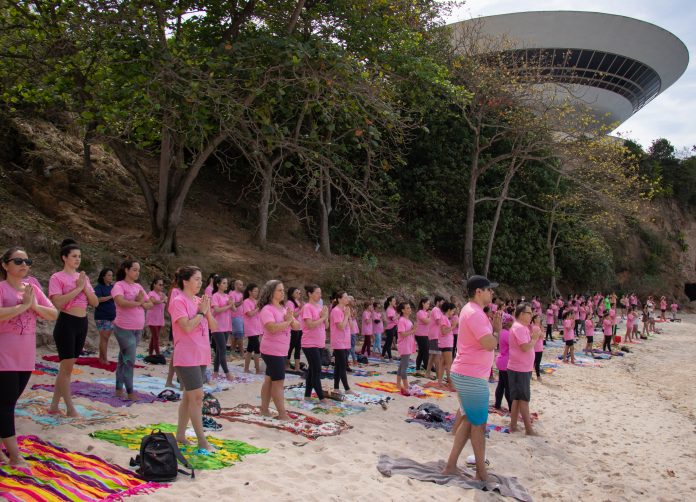 O Yoga na Praia no Outubro Rosa da Pró-Onco Mulher e Oncomed de 2023