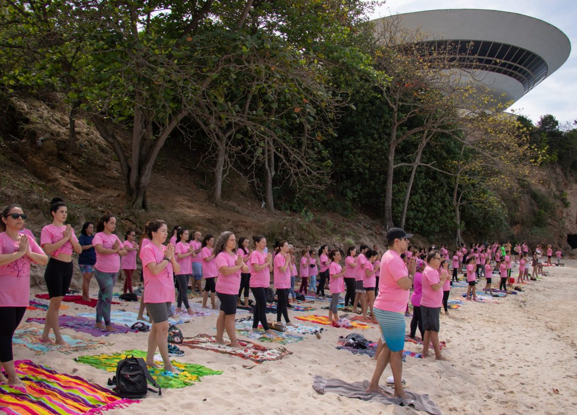 O Yoga na Praia no Outubro Rosa da Pró-Onco Mulher e Oncomed de 2023 O Yoga na Praia no Outubro Rosa da Pró-Onco Mulher e Oncomed de 2023