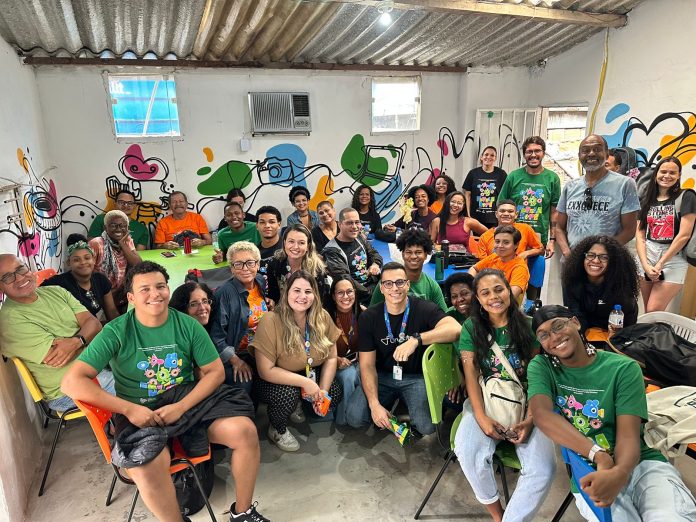 Favela Mundo celebra aniversário de 14 anos levando alunos de diferentes comunidades a teatro no Rio