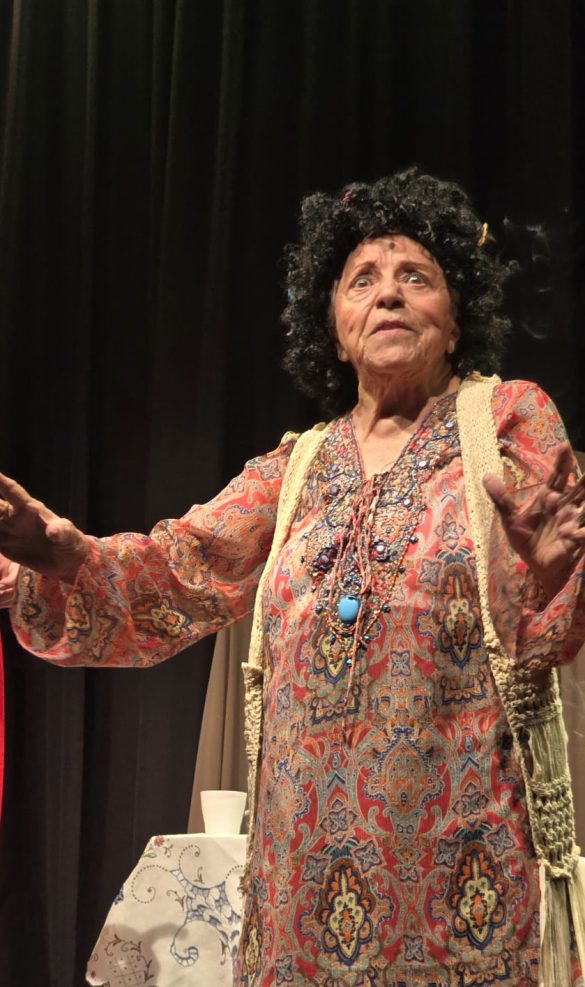 Selma Lopes, ícone da dublagem brasileira, celebra 96 anos em grande estilo no palco do Cine Teatro