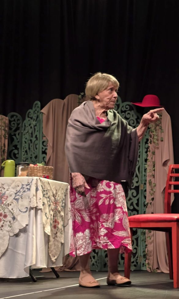 Selma Lopes, ícone da dublagem brasileira, celebra 96 anos em grande estilo no palco do Cine Teatro