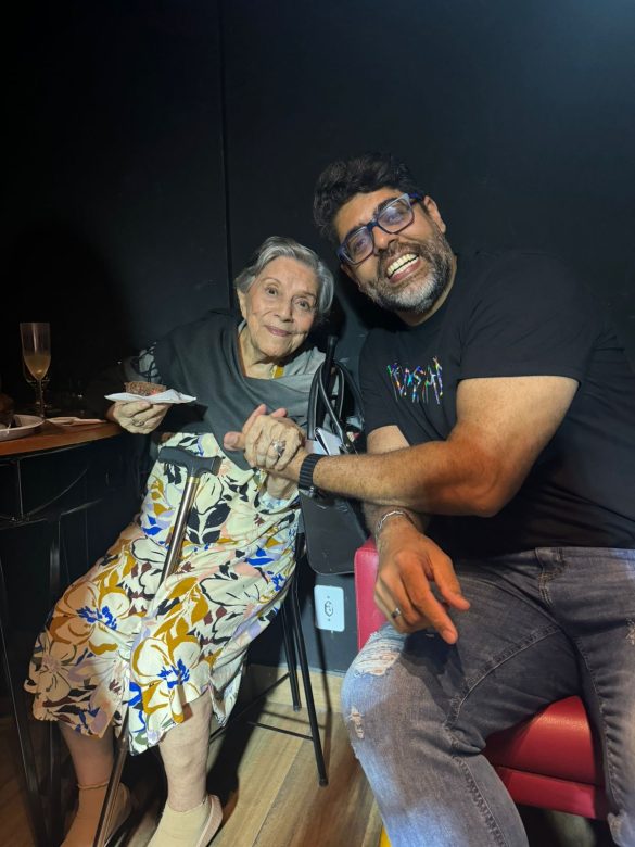 Selma Lopes, ícone da dublagem brasileira, celebra 96 anos em grande estilo no palco do Cine Teatro