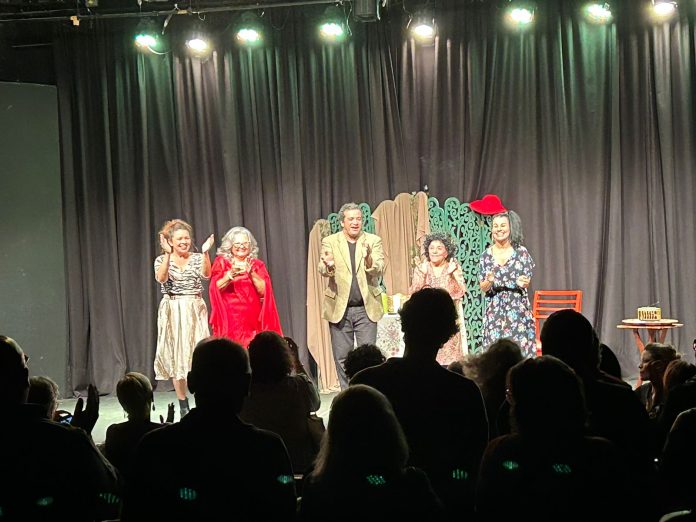 Selma Lopes, ícone da dublagem brasileira, celebra 96 anos em grande estilo no palco do Cine Teatro