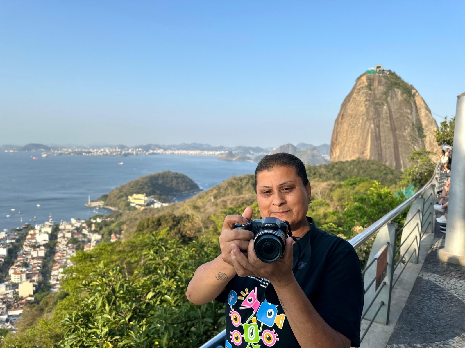 Aula prática de vídeo marca visita de alunos do Projeto Favela Hope ao Parque Bondinho Pão de Açúcar