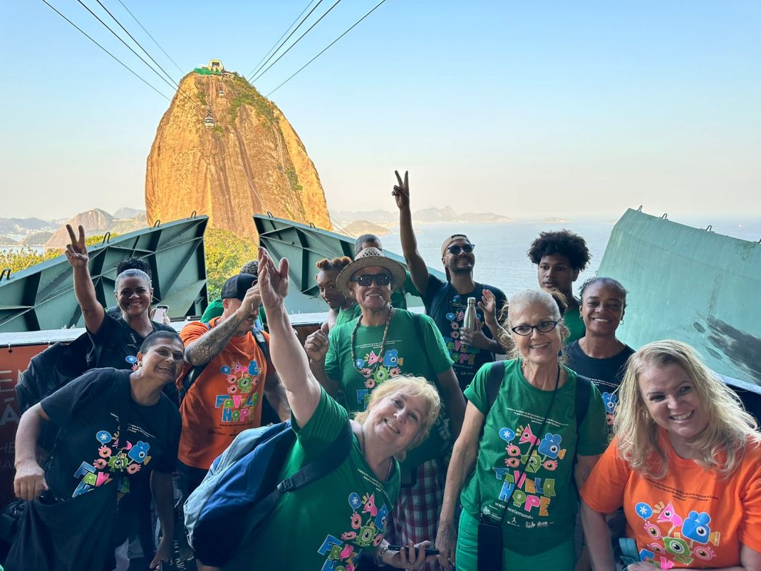 Aula prática de vídeo marca visita de alunos do Projeto Favela Hope ao Parque Bondinho Pão de Açúcar