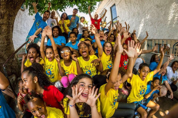 Favela Mundo leva 50 alunos de comunidades para assistir ao musical "A Noviça Rebelde" na Cidade das Artes